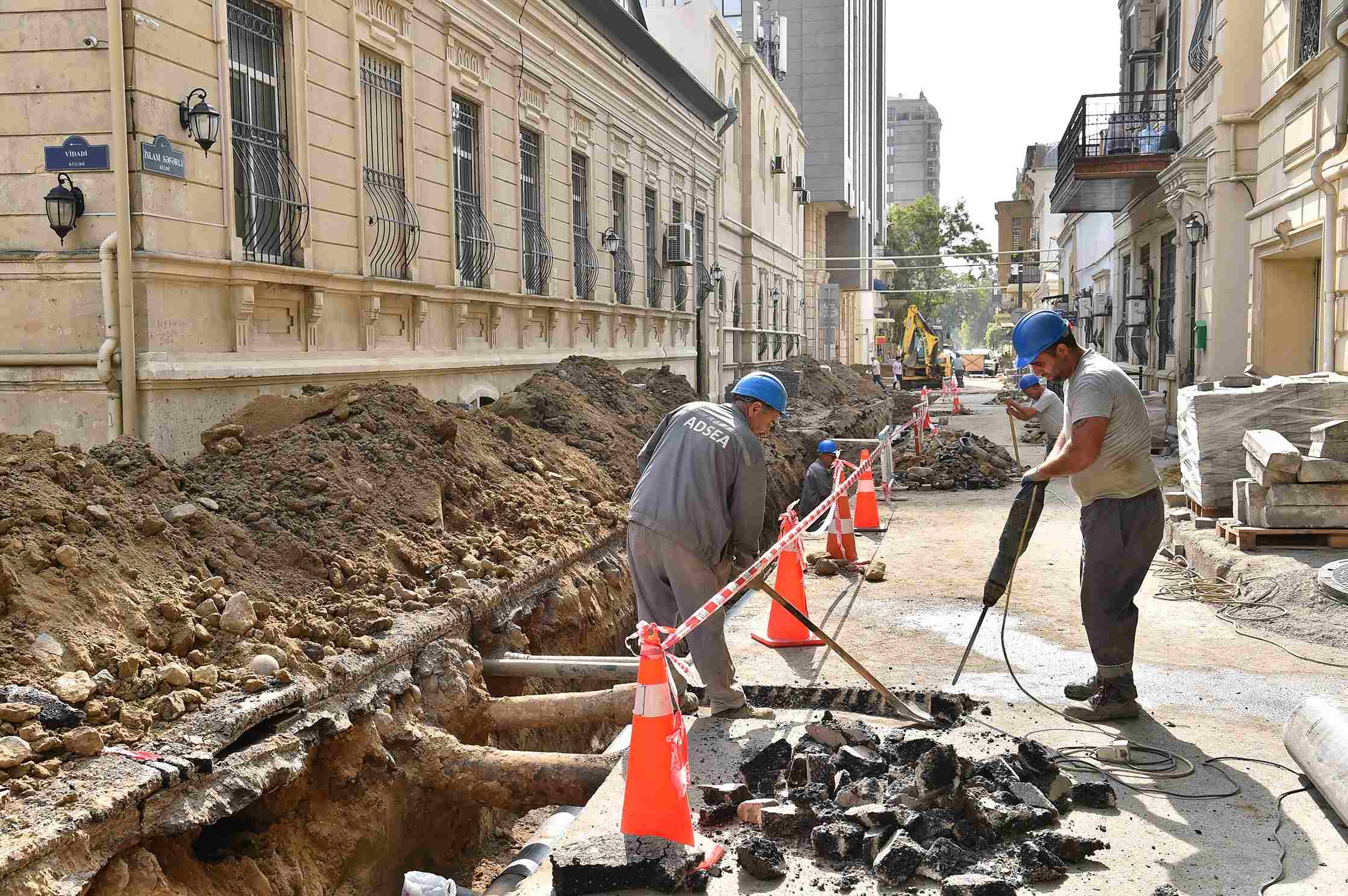 İslam Səfərli küçəsində içməli su və kanalizasiya xətləri yenilənir